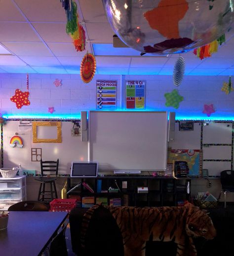 School Classroom light - Using ambient lighting for education Led Lights Around Bulletin Board, Led In Classroom, Cover Florescent Lights Ceilings Classroom, Using Lights In Classroom, Dim Lighting Classroom, Led Lights In Classroom Ideas, Calm Classroom Lighting, Led Lights Around Whiteboard Classroom, Ambient Lighting Classroom