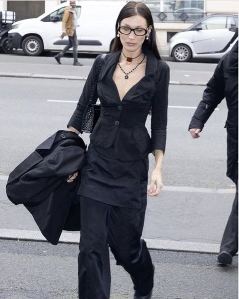 Office Siren Aesthetic, Corp Core, Skirt Over Pants, Geek Chic Outfits, Total Black Look, Siren Core, Office Goth, Glasses Outfit, Geek Chic Fashion