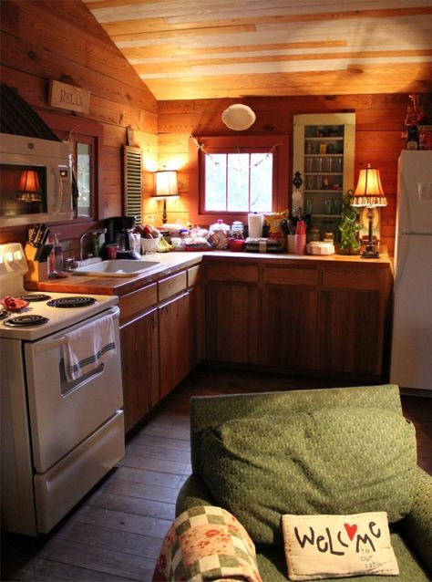 Cozy Cabin Kitchen, Rustic Cabin Kitchen, Cabin Inspiration, Rustic Kitchen Design, Cabin Kitchens, Cabin Interiors, Little Cabin, Tiny Cabin, Rustic Kitchen Decor