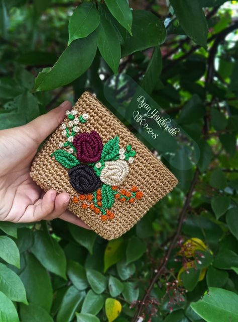 Dyan Handmade
#Dyan_Handmade
#Kediri
#Jawa_Timur_Indonedia Crochet Coin Purse, Crochet Bedspread, Hand Knit Hat, Crochet Bag Pattern, Crochet Purses, Crochet Fashion, Small Bag, Bag Pattern, Crochet Stitches