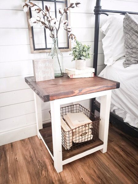 Farmhouse Night, Nightstand Rustic, Nightstand Bedroom, Design Ložnic, Rustic Nightstand, Bedroom Nightstand, Living Room Arrangements, Прикроватные Тумбочки, Hemma Diy