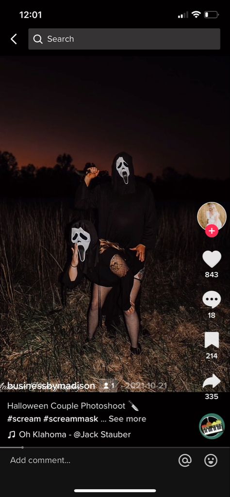 Couples Scream Mask Photos, Scream Picture Couple, Halloween Photoshoot Ghostface, Spicy Spooky Photoshoot, Couple Halloween Costumes Scream, Couple Scream Photoshoot, Spooky Couple Photoshoot Scream, Spicy Halloween Photoshoot Couple, Ghost Face Picture Ideas