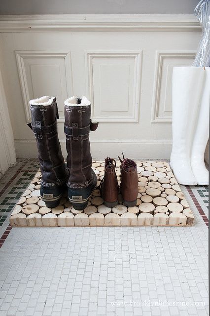 DIY Wood Slice Door Mat Boot Tray Diy Wood Tree, Small Wooden Desk, Large Wood Slices, Wooden Desk Chairs, Door Mat Diy, Woodworking Chisels, Boot Tray, Wood Plans, Handmade Beauty Products