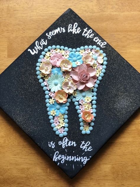 Dental Hygienist Cap Ideas, Dental Caps Graduation, Future Dentist Graduation Cap, Cap Decoration Graduation Dental, Tooth Graduation Cap, Dental Hygiene Graduation Cap Ideas, Dental Hygiene Cap Decoration, Dental Assistant Grad Cap, Dentistry Graduation Cap