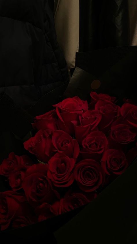 Red Flower Wallpaper, Dark Red Roses, Red Roses Wallpaper, Beautiful Wallpapers For Iphone, I See Red, Red Rose Bouquet, Romantic Mood, Nothing But Flowers, Dark Feminine Aesthetic