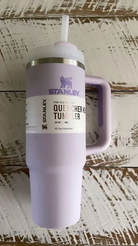 Stanley Purple, Stanley Cup 30 Oz, Copo Stanley, Purple Tumbler, Stanley Water Bottle, Trendy Water Bottles, Cute Coffee Cups, Cute Water Bottles, Pretty Cups