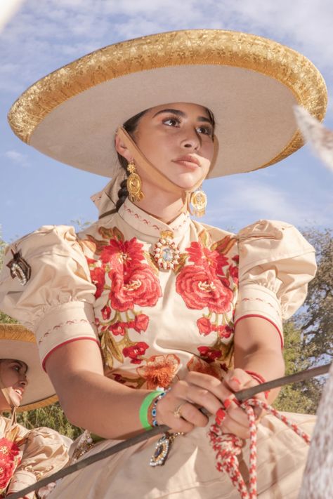 1950 Mexican Fashion, Mexican Royalty Aesthetic, Mexican Suit, Traditional Mexican Hairstyles, Mexican Punk, Traditional Mexican Clothing, Mexican Traditional Dress, Escaramuza Dresses, Mexican Traditional Clothing