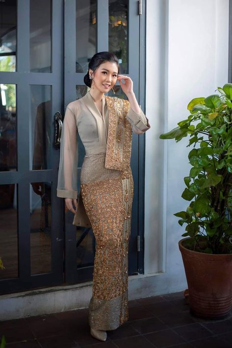 Burmese Clothing Traditional Dresses, Myanmar Clothes Traditional Dresses, Kebaya Silver, Songket Modern, Songket Kurung, Burmese Traditional Dress, Dress Songket, Songket Kebaya, Kebaya Songket