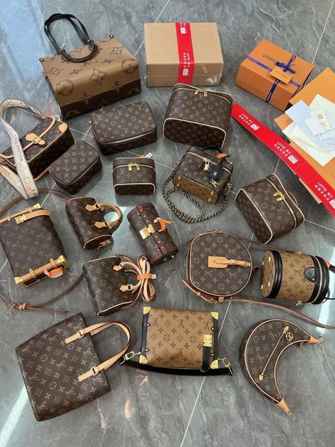 Louis Vuitton Luggage Set, Crossbody Bag Outfit, Cheap Louis Vuitton Handbags, Multi Colored Bag, Trendy Purses, My Style Bags, Luxury Bags Collection, Bag Clothes, Handbag Storage