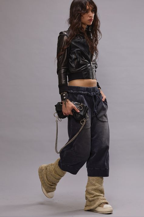 R13 Resort 2025 https://www.vogue.com/fashion-shows/resort-2025/r13/slideshow/collection#30 Oversized Overalls, Ny Outfits, Black Leather Moto Jacket, 2025 Fashion, Runway Looks, Ulla Johnson, Runway Fashion, High Fashion, Fashion Show