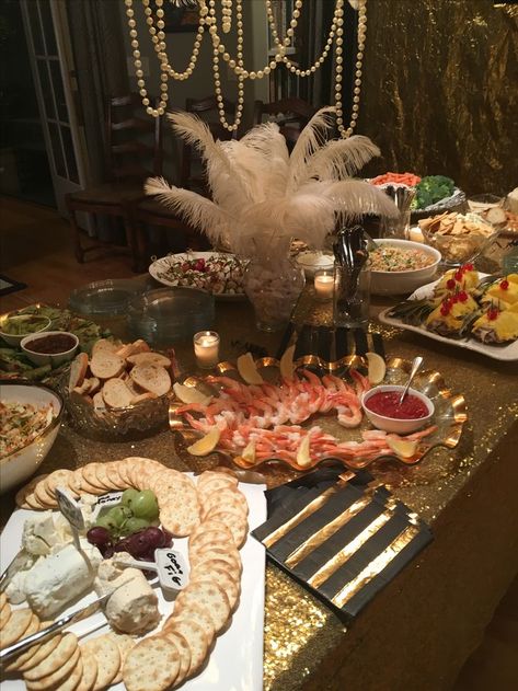 1920s Table Setting, Gatsby Dinner Table, Gaspy Theme Party, 1920s Dinner Party Food, Great Gatsby Aesthetic Party, 1920s Birthday Party Ideas, 1920 Party Decorations, Gatsby Party Aesthetic, 1920s Aesthetic Party