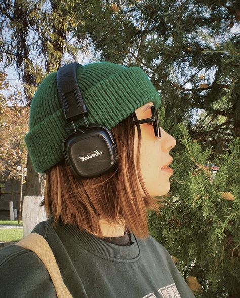 Blue Beanie Outfit Aesthetic, Small Beanie Outfit, Women With Headphones, Bennie Outfits, Woman With Headphones, Estilo Vans, Headphone Outfit, Skater Fits, Marshall Headphones