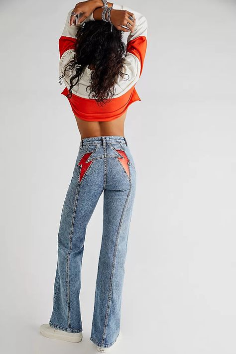 Jeans Bell Bottoms, Super Flare Jeans, Womens Flare Jeans, 70s Inspired Fashion, Jeans Free People, Cute Preppy Outfits, Denim Details, Jeans For Women, Mode Inspiration