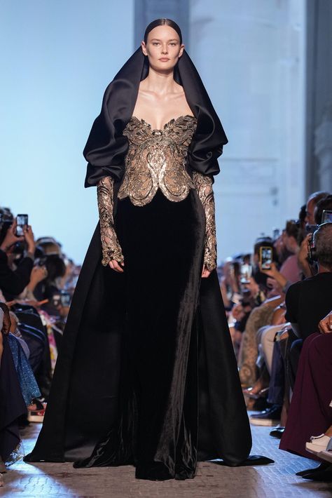 Black Haute Couture Gowns, Females Outfits, Elie Saab Fall 2023, Black Haute Couture, Fall 2023 Couture, Dream Costume, 2023 Couture, Star Wars Fashion, Haute Couture Gowns