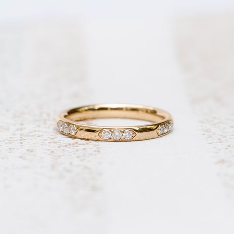 18 carat gold wedding band with clusters of 3 white diamonds all the way around the band. Colored Wedding Bands, Personalized Wedding Bands, Simple Diamond Ring, Band Ideas, Stacked Wedding Bands, Bling Ring, Round Halo Engagement Rings, Vintage Style Engagement Rings, Platinum Wedding Band