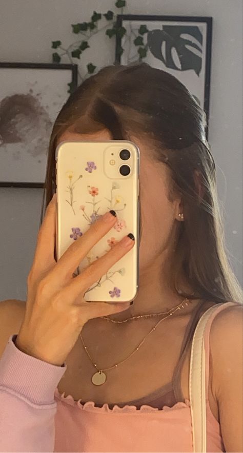 Retro Phone Case, Hair Inspiration Long, Photo Recreation, Iphone Obsession, Pretty Phone Cases, Mirror Pic, Brunette Girl, Instagram Creative, Red Aesthetic