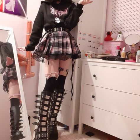 Edgethoth Outfit, E-girl Fashion, Pink And Black Clothes Aesthetic, Alt Kawaii Outfits, Edgy Pastel Outfits, Emo Kawaii Outfits, Pastel Goth Outfit Ideas, Kuromi Outfit Ideas, Edgy Pink Outfits