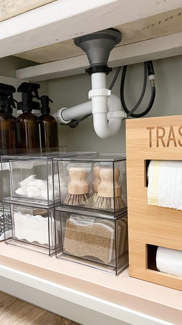 Under The Kitchen Sink Storage, Kitchen Organization Ideas Aesthetic, Organized Under Bathroom Sink, Above Sink Organization, Underneath Sink Organization Kitchen, Under Restroom Sink Organization, Kitchen Cleaning Products Storage, Small Kitchen Sink Organization, Kitchen Organization Fridge