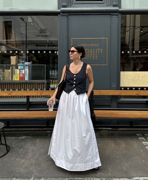 White Flowy Skirt Outfit, Flowy Outfits, Wide Leg Jeans Outfits, Big Skirt, Style Wide Leg Jeans, White Skirt Outfits, Big Skirts, Black Ruffle Top, White Long Skirt