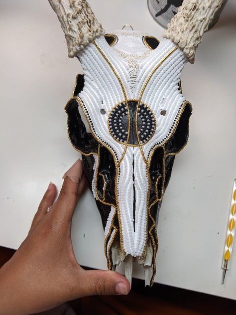 Beaded Cow Skulls, Bead Art Patterns, Oddities Art, Deer Mount Ideas, European Mounts, Painted Deer Skulls, Painted Animal Skulls, Deer Skull Art, Bull Skull Tattoos