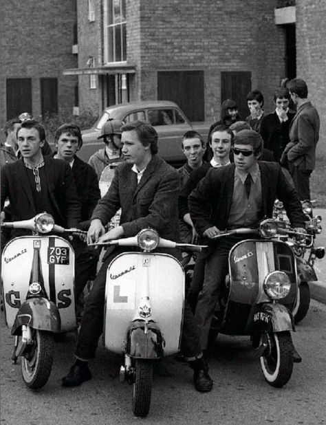 MOD: Fashion Characteristic of British Young People in the 1960s ~ vintage everyday Youth Subcultures, Mod Scooter, Swinging London, Lambretta Scooter, Vespa Vintage, Swinging Sixties, Vespa Scooters, Motor Scooters, Design Del Prodotto