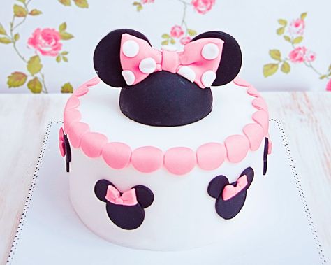 Tarta de Minnie con fondant (receta fácil paso a paso) , Aprende a hacer esta tarta fondant de Minnie, una tarta fácil que te explicamos paso a paso para hacer con fondant, perfecta para cumpleaños. Pastel Mini, Mini Mouse, Fondant, Minnie Mouse, Birthday Cake, Pastel, Cake, Birthday