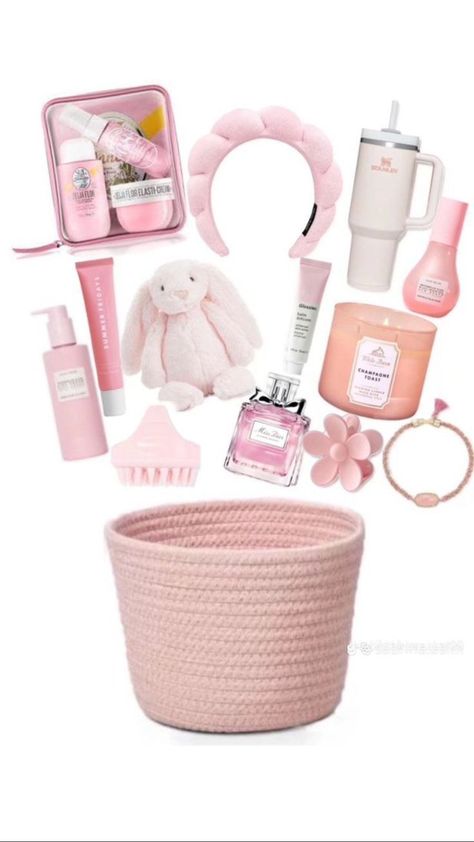 100+ Aesthetic and Affordable Christmas Wishlist Ideas for 2024 Sweet 16 Present Ideas, Christmas Wishlist Aesthetic, Wishlist Aesthetic, 18th Birthday Present Ideas, Christmas Wishlist Ideas, Pink Gift Basket, Preppy Birthday Gifts, Burr Basket, Girly Gifts Ideas