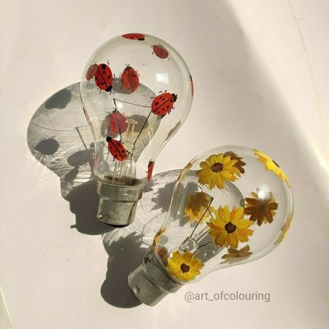 Light Bulb Painting Ideas Aesthetic, Painted Light Bulbs Aesthetic, Painting Light Bulbs, Light Bulb Art, Painted Light Bulbs, Painting Glass Jars, Diy Room Decor For Teens, Easy Diy Room Decor, Pressed Flower Crafts