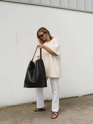 These Anti-Trend Luxury Handbags Say "I'm in the Know" Alexis Foreman, The Row Bag, Minimalist Handbag, All White Outfit, What I Want, Guest Outfit, Mode Inspiration, Minimalist Outfit, Mode Outfits