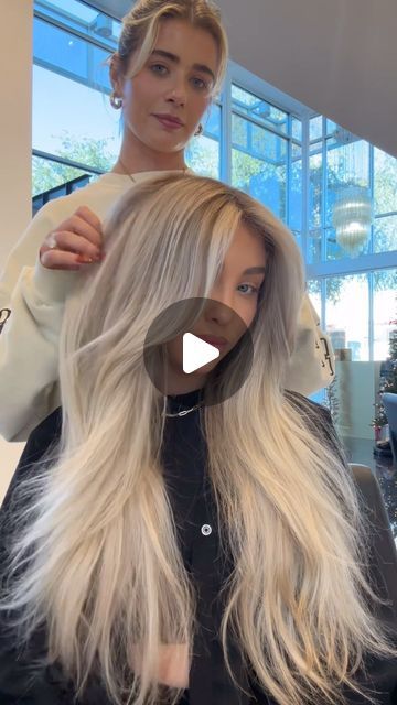 Tori Elyse on Instagram: "WINTER BLONDE ❄️ & let me show you how it’s done ⬇️⬇️⬇️ I love slightly tweaking my blonde formulas as the seasons change. It keeps it interesting and fun for the client and also continues to challenge me to try something DIFFERENT. Embracing the challenge of constant reinvention, because who wants the same hair forever? 💅🏻 Here’s my formula breakdown : Lowlight : 7N/ 1/4 8N @lorealpro Richesse. (Note I lowlighted her mids but left out all of her ends for bright pops) - Face frame highlights - Root smudge 7N/ 7T @redken #redkenshadeseq - Gloss 10BS/ 10V @goldwellus Colorance ❄️ Would you let me do this to you? 💇🏼‍♀️ #fansēsalon #fansēfox" Bright Face Framing Highlights, Root Tap Blonde, Blonde Root Smudge, Blonde Formulas, Face Frame Highlights, Frame Highlights, Root Smudge, Winter Blonde, Face Frame