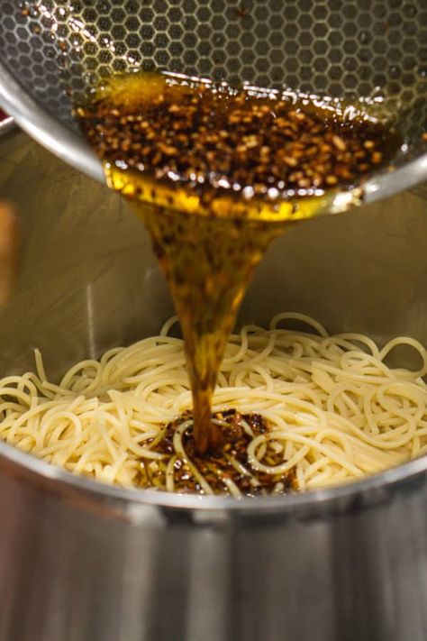 adding spice-infused olive oil to spaghetti pasta to make spicy spaghetti aglio e olio Chili Oil Spaghetti, Chili Oil Pasta, Oil Pasta Sauce, Speggetti Recipes, Chili Onion Crunch, Aglio E Olio Recipe, Pasta Aglio E Olio, Pasta Aglio, Spicy Spaghetti