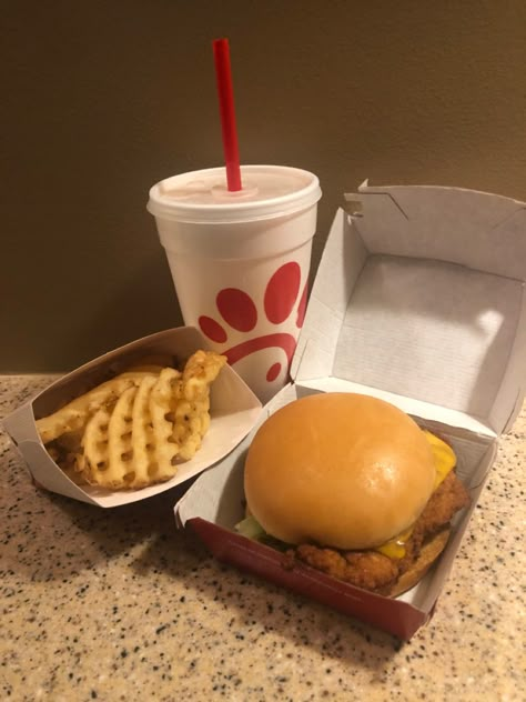 Spicy Chicken Sandwich Chick Fil A, Chic Fil A Chicken Sandwich, Usa Food Snacks, Chic Fil A Aesthetic, Chicken Sandwich Chick Fil A, Chick Fil A Aesthetic, Chick Fil A Chicken Sandwich, Chick Fil A Sandwich, Spicy Chicken Sandwiches