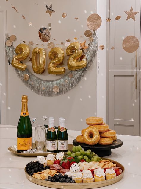 Nye Party Snacks, Nye Sleepover Party, Nye Hotel Room Decor, Home Nye Party Ideas, New Year’s Day Party Ideas, New Year Eve Snack Ideas, New Year Table Setting Ideas With Food, Nye Home Decor, Nye Hosting Ideas