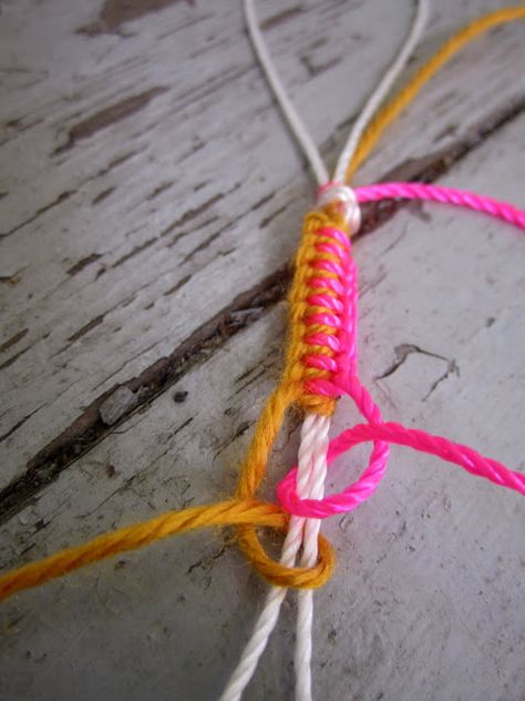 Diy Anklet, Yarn Bracelets, Anklet Designs, Pola Gelang, Diy Bracelets Easy, Friendship Bracelets Diy, Photo Charms, Bracelet Diy, String Bracelet