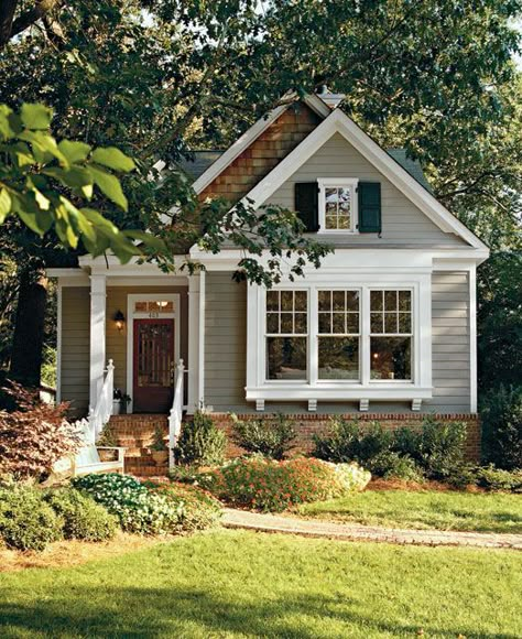 House Community, Small Cottage Homes, Cottage Exterior, Casas Coloniales, Small Cottage, Small Homes, Small Houses, Cute House, Exterior Paint Colors