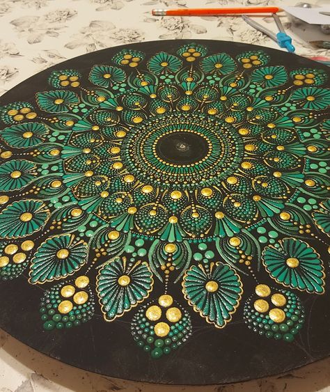 Dot Art Landscapes, Green Mandala Art, Nature Mandala, Green Mandala, Round Mandala, Mandala Rock Art, Gold Mandala, Mandala Design Pattern, Mandala Artwork