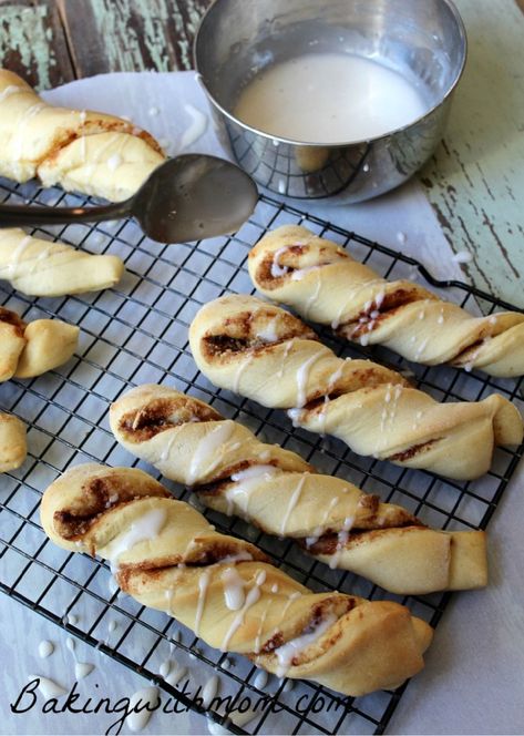 Easy and simple cinnamon twists with brown sugar and cinnamon throughout. Great breakfast recipe! Christmas Flavors, Cinnamon Loaf, Cinnamon Twist, Dream Dessert, Christmas Breakfast Recipe, Cinnamon Breakfast, Cinnamon Twists, Easy Cinnamon, Fun Recipes