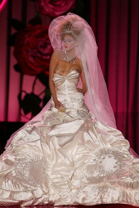 John Galliano Wedding Dress, Galliano Wedding Dress, 2000s Runway, 2004 Runway, Galliano Dior, Dior Clothing, Bad Fashion, Dior Collection, Christian Dior Haute Couture