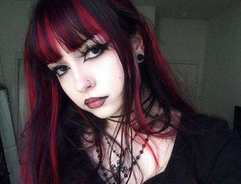 Bat Fashion, Red Hair Hairstyles, Black Red Hair, Fire Hair, Hair Inspiration Short, Cool Makeup Looks, Alternative Hair, Hair Stylist Life, Jewelry Black