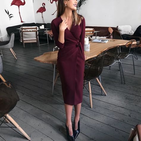 a0833c8a1817526ac555f8d67727caf6 Career Woman Fashion, Autumn Bag, Work Outfit Ideas, Professional Work Outfit, Chique Outfits, Dress Autumn, Summer Work Outfits, Dress Bodycon, Burgundy Dress