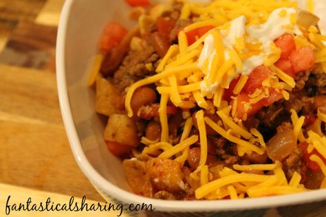 Copycat Petros // This is not just a Frito pie -- it's Knoxville's gourmet version and you have got to try it! #recipe #Petros #chili #onepot Petro Chili Recipe, Petros Chili Recipe, Party Food Main Dish, Restraunt Recipes, Recipes Copycat, Comfort Meals, Frito Pie, Chili Ingredients, Chips Recipe