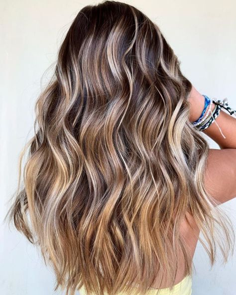 Dark Roots and Highlights Hair Ideas Beige Hair, Cute Hair Colors, Hair Color Caramel, Gorgeous Hair Color, Highlights Hair, Pretty Hair Color, Hair Color Pink, Trendy Hair Color, Short Hair Color