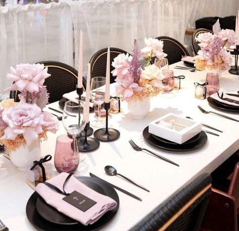 Black White Pink Table Setting, Pink And Black Dinner Table Decor, Rose Gold Blush And Black Party, Black And Pink Tablescape, 30th Birthday Table Setting Ideas, Black And Pink 30th Birthday Party, Bachelorette Dinner Table Decor, Black And Pink Table Setting, Clean Wedding Decor