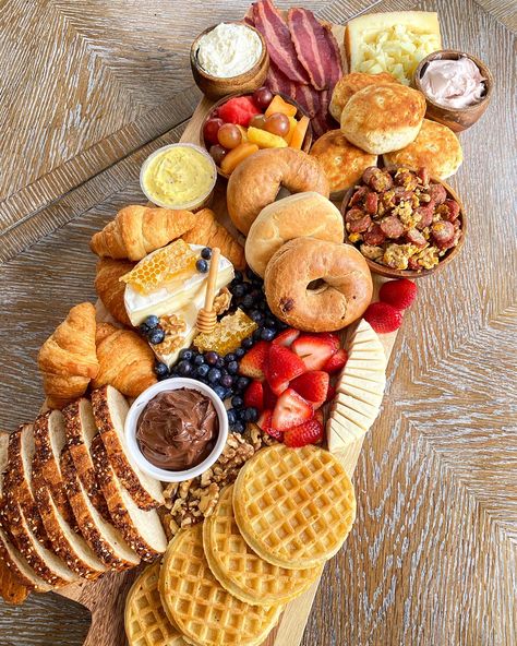 Brunch Board, Brunch Bar, Vegan Party Food, Breakfast Platter, Summer Breakfast, Party Food Platters, Charcuterie Recipes, Snacks Für Party, Party Food Appetizers