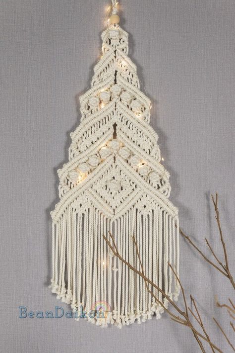 Cute DIY Macrame Christmas Tree Wall Hanging Tutorial - Cuckoo4Design Macrame Xmas, Art Macramé, Boho Christmas Decor, Wall Christmas Tree, Free Macrame Patterns, Macrame Christmas, Macrame Knots Pattern, Macrame Wall Hanging Diy, Macrame Wall Hanging Patterns