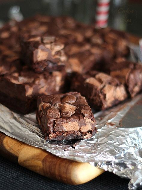 3 Musketeers Fudge Brownies Brownie Cookie Cups, Cookies And Cups, 3 Musketeers, Chewy Brownies, Fudge Brownies, Hot Fudge, Desserts To Make, Yummy Sweets, How Sweet Eats