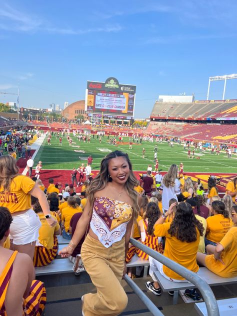 University of Minnesota #collegegameday #football #collegefootball #gamedayfits #gameday Minnesota Game Day Outfit, Row The Boat, College Gameday, College Game Days, Game Day Outfit, Dream College, The Ohio State University, University Of Minnesota, Ohio State University