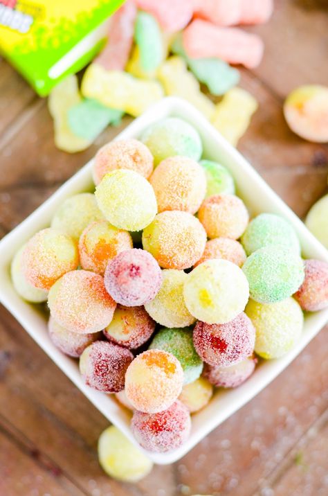 Sour Patch Frozen Grapes - Keat's Eats Candied Grapes Recipe, Frozen Grapes, Grape Recipes, Healthy Vegan Snacks, Summer Snacks, Sour Patch, Food O, Vegan Snacks, Fruit Recipes