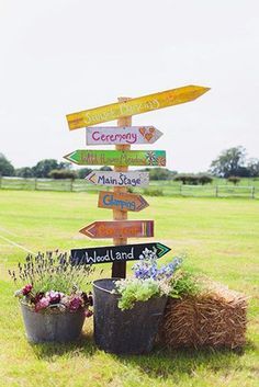 Festival Wedding Signage - Read more on One Fab Day: http://onefabday.com/festival-style-wedding-ideas/ Festival Themed Party, Festival Style Wedding, Festival Themed Wedding, Festival Mode, Festival Theme, Rustic Wedding Signs, Tipi Wedding, Festival Wedding, Wedding Signage