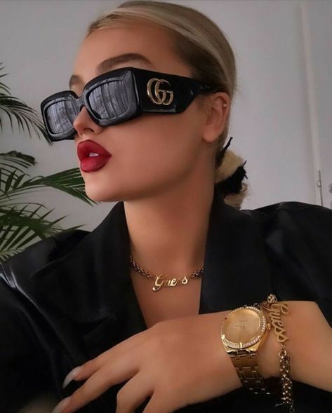 Girl fashion Gucci Sun Glasses, Big Sunglasses Women, Sunglasses For Round Face, Streeet Style, Aesthetic Capsule Wardrobe, Glam Sunglasses, Gucci Aesthetic, Glasses For Oval Faces, Aesthetic Sunglasses